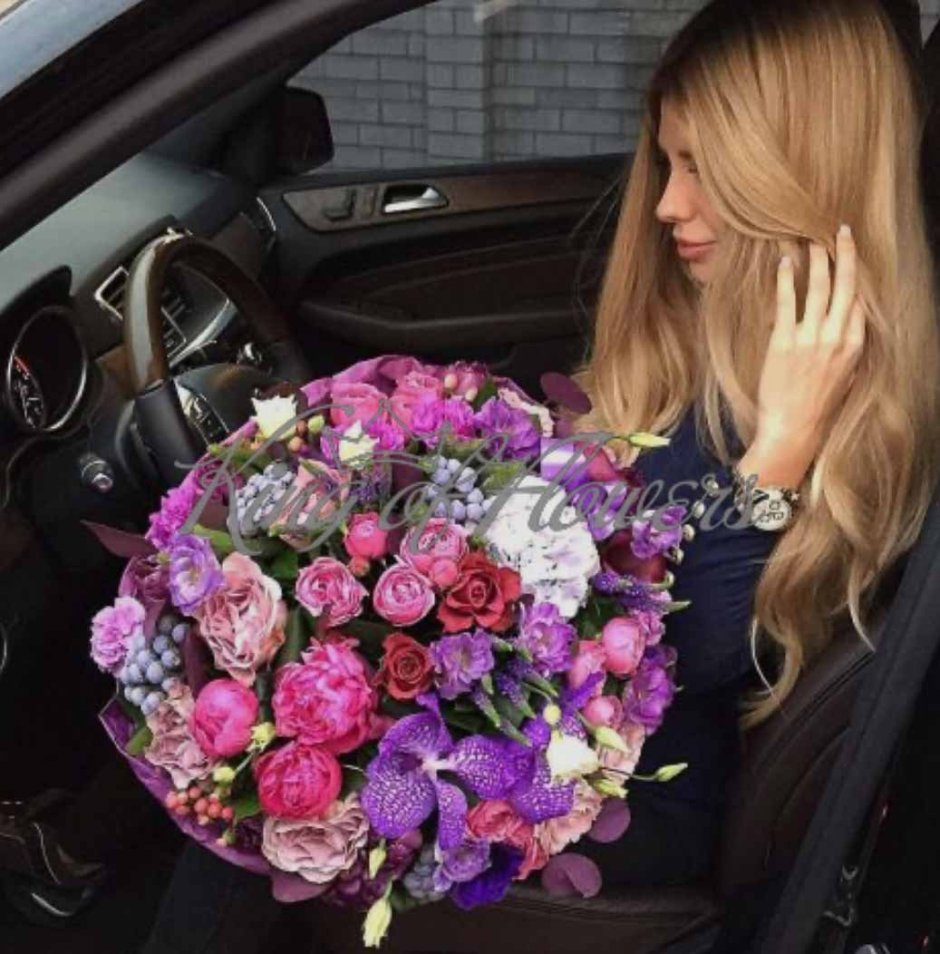 Девушка с букетом цветов в машине