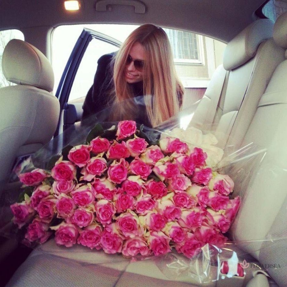 Блондинка с цветами в машине