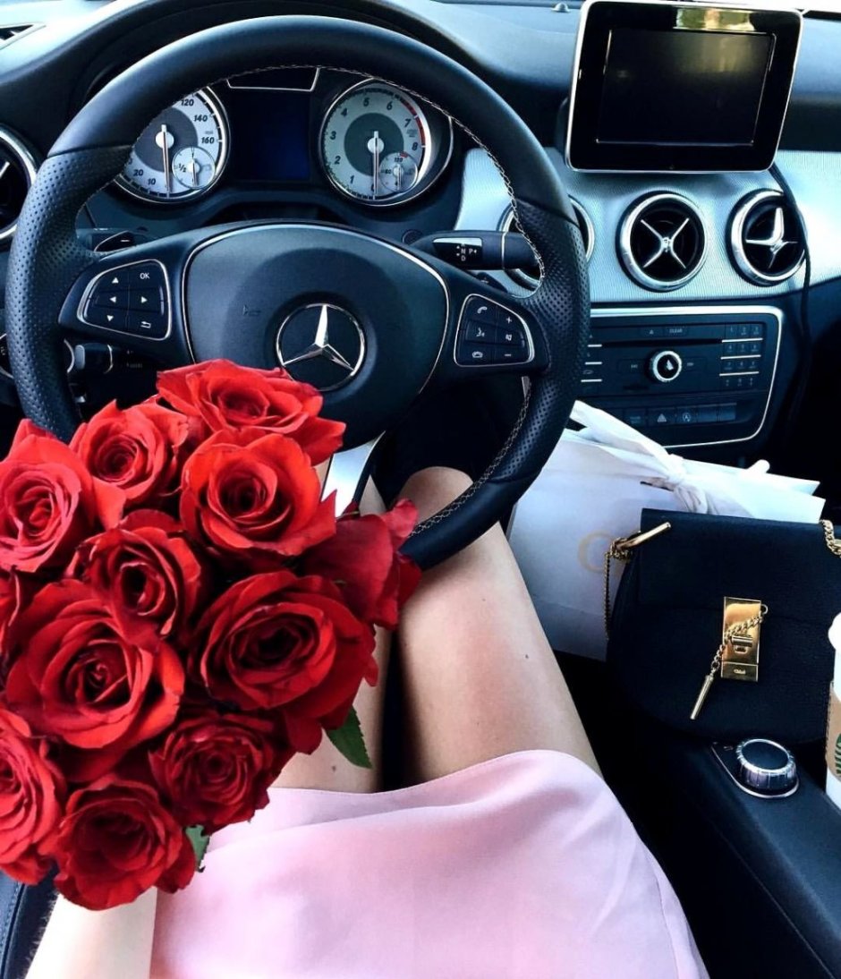 Красные розы в салоне машины