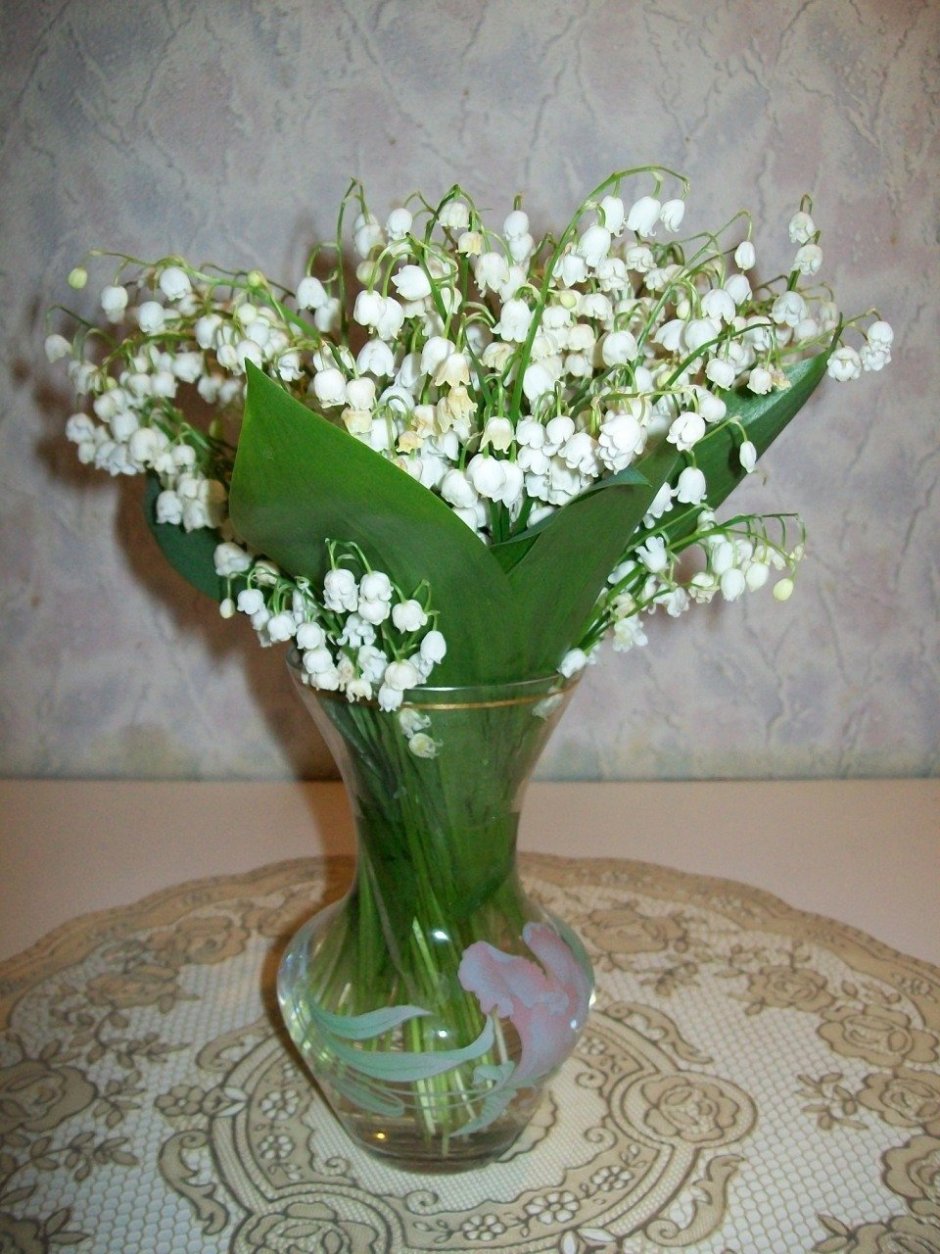 Ландыши в вазе на столе цветы