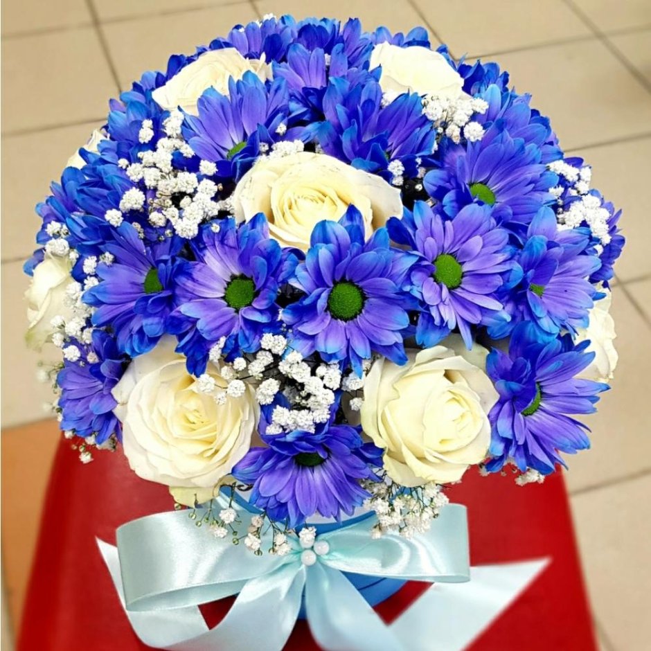 Сине белый букет хризантем