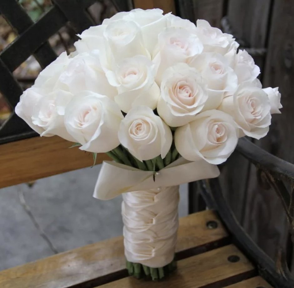 Свадебный букетик из белых роз
