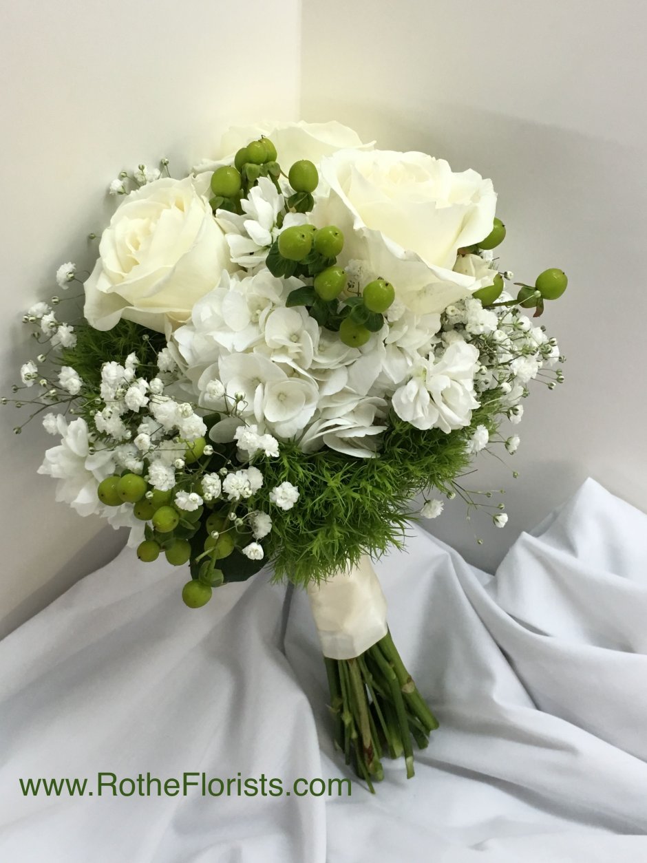 Букет невесты из белых роз и гиперикума