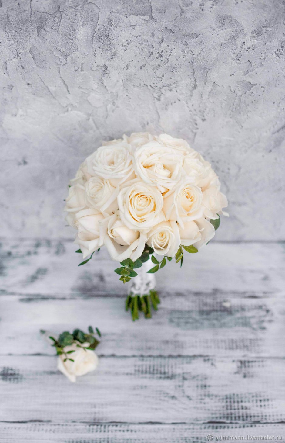 Букет невесты на свадьбу 2022 белые розы