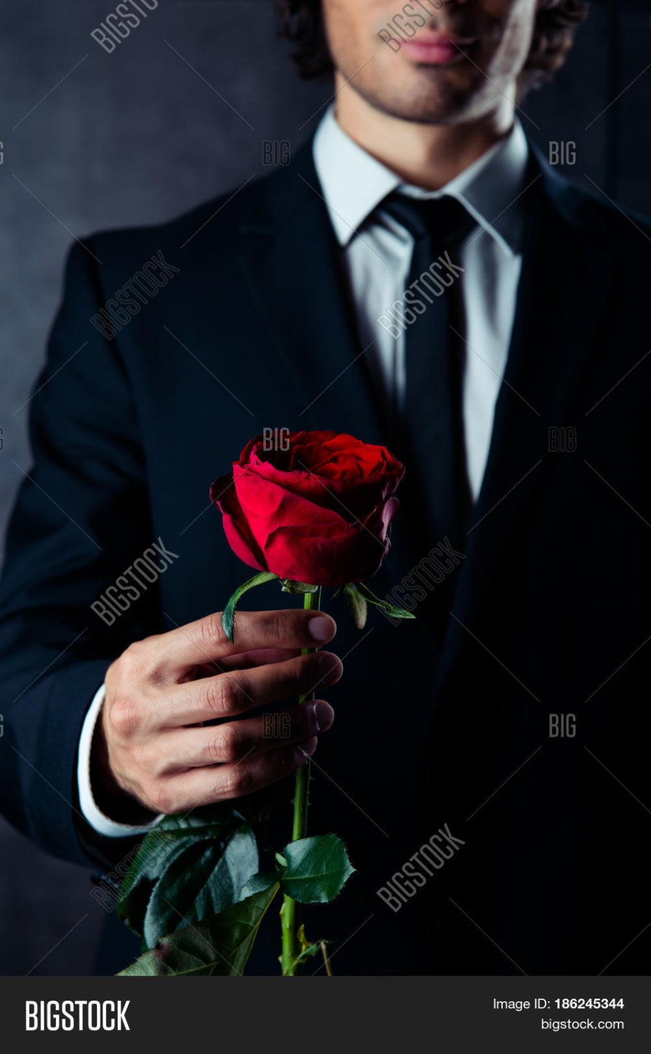 Молодой человек с розой