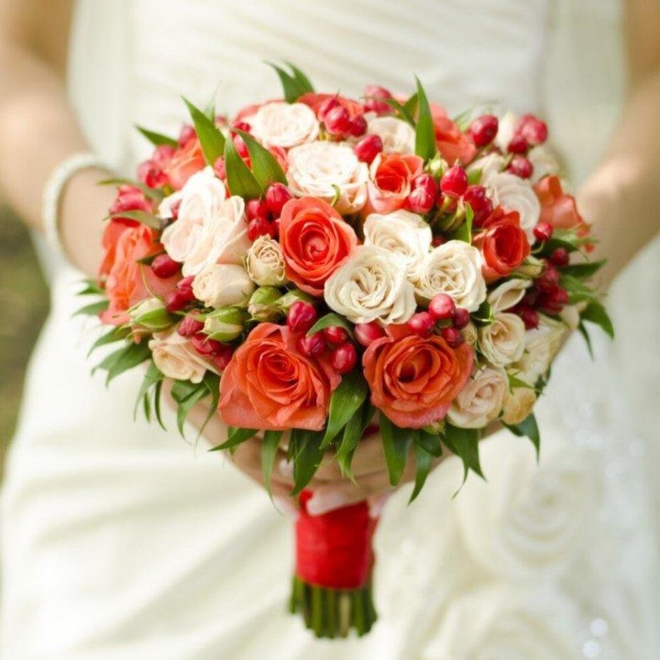 Букет невесты бело красный из кустовых роз