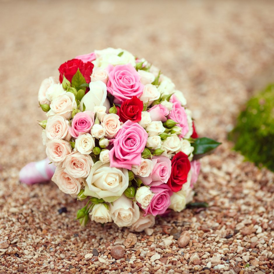 Свадебный букет из ярких роз