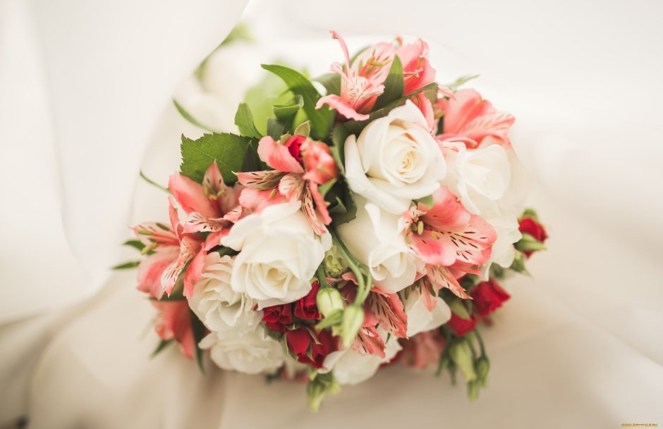 Букет цветов невесты розы альстромерии