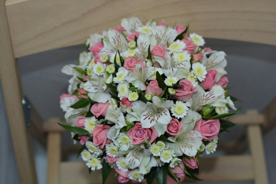 Букет невесты кустовые розы и альстромерии