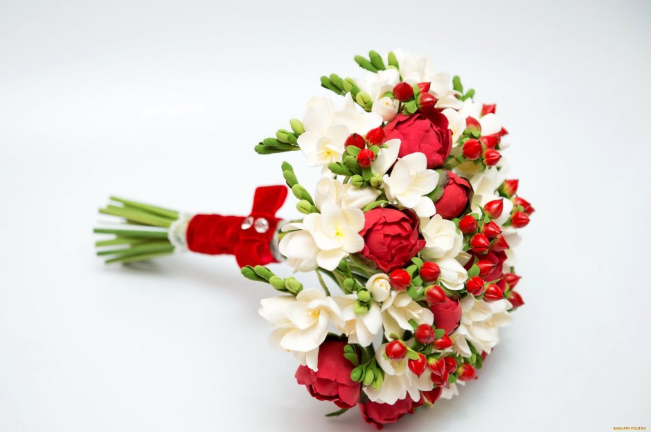 Букет невесты из кустовых роз и фрезий