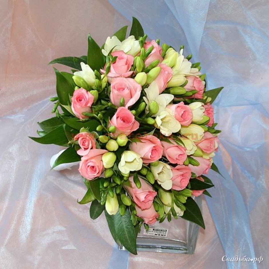Свадебный букет из фрезий и кустовых роз