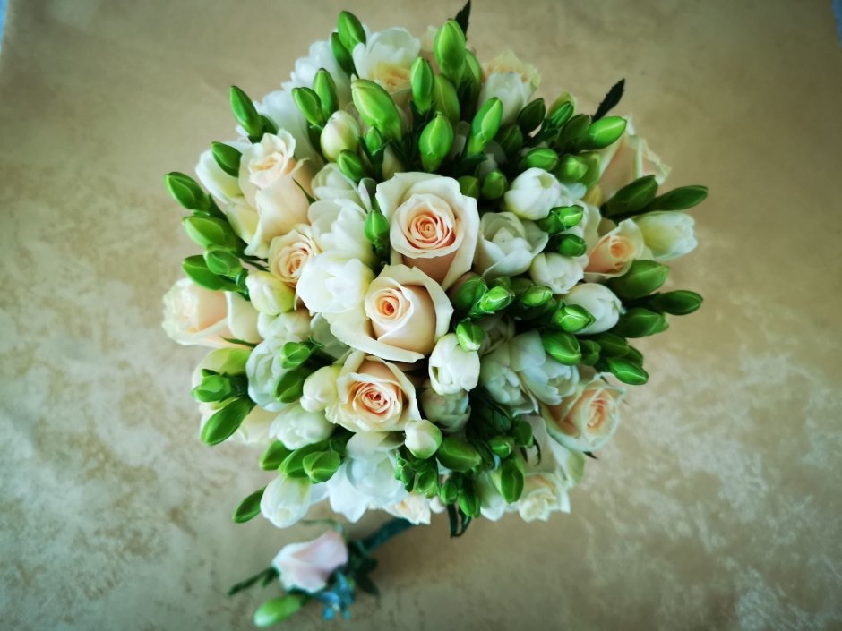 Букет невесты с фрезией и кустовой розой