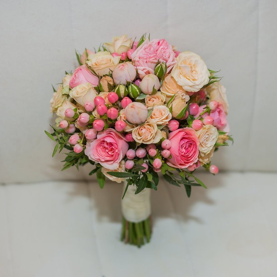 Пионовидные кустовые розы букет невесты