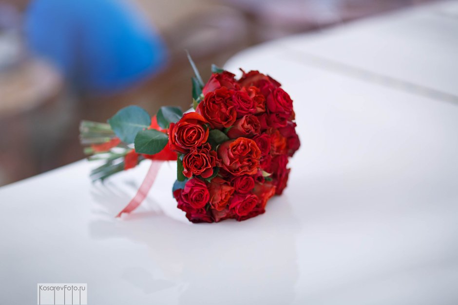 Свадебный букет из кустовых роз маленький красный