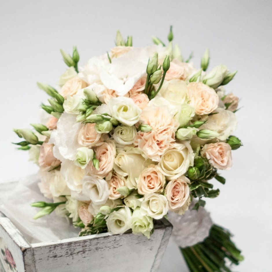Свадебный букет кустовая роза фрезия эустома
