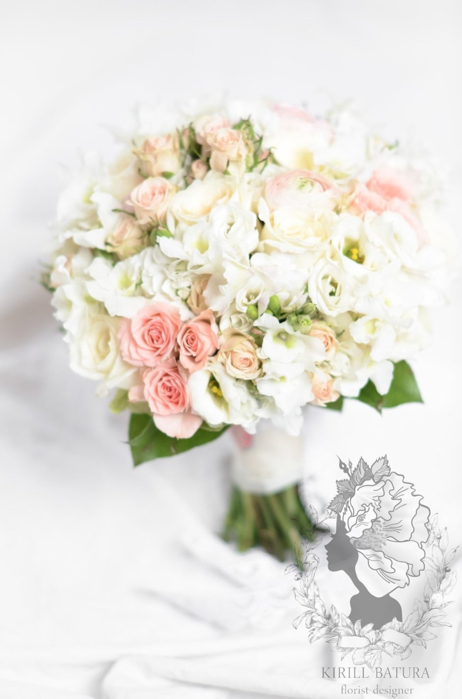 Букет невесты из кустовых роз и фрезий