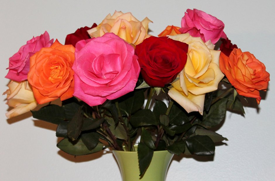 Букеты из разного цвета роз в вазе