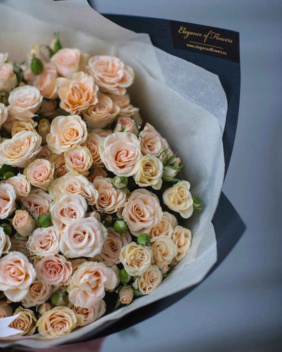 Букет персиковых кустовых роз