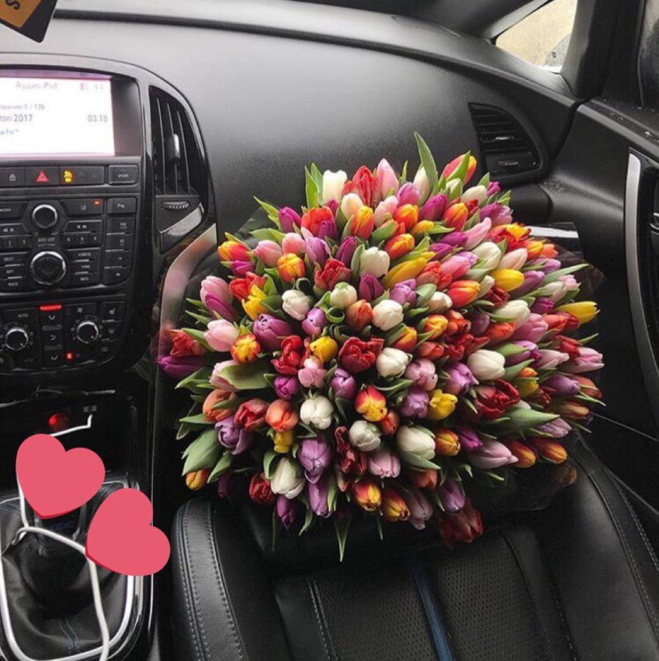 Букет весенних цветов в салоне машины