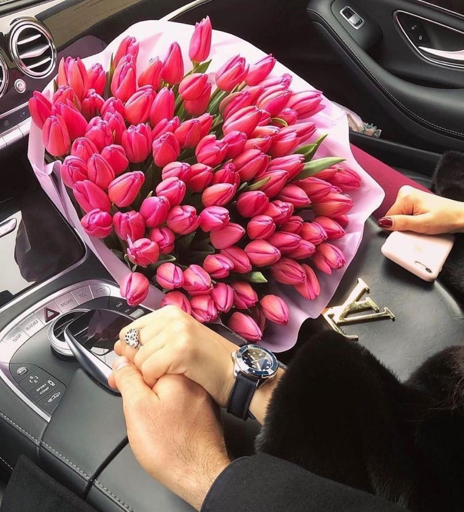 Тюльпаны в машине
