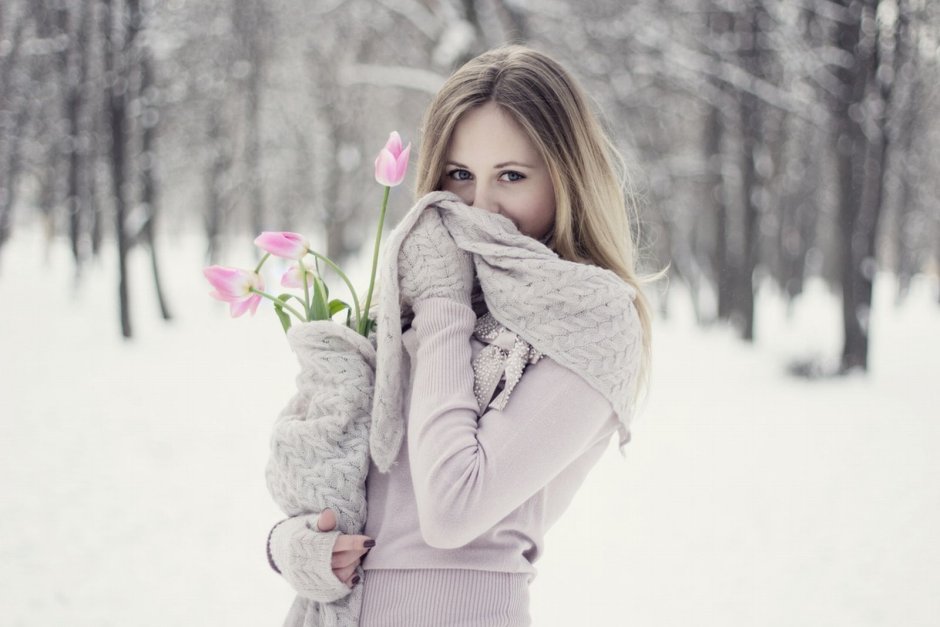 Женщина зимой с цветами