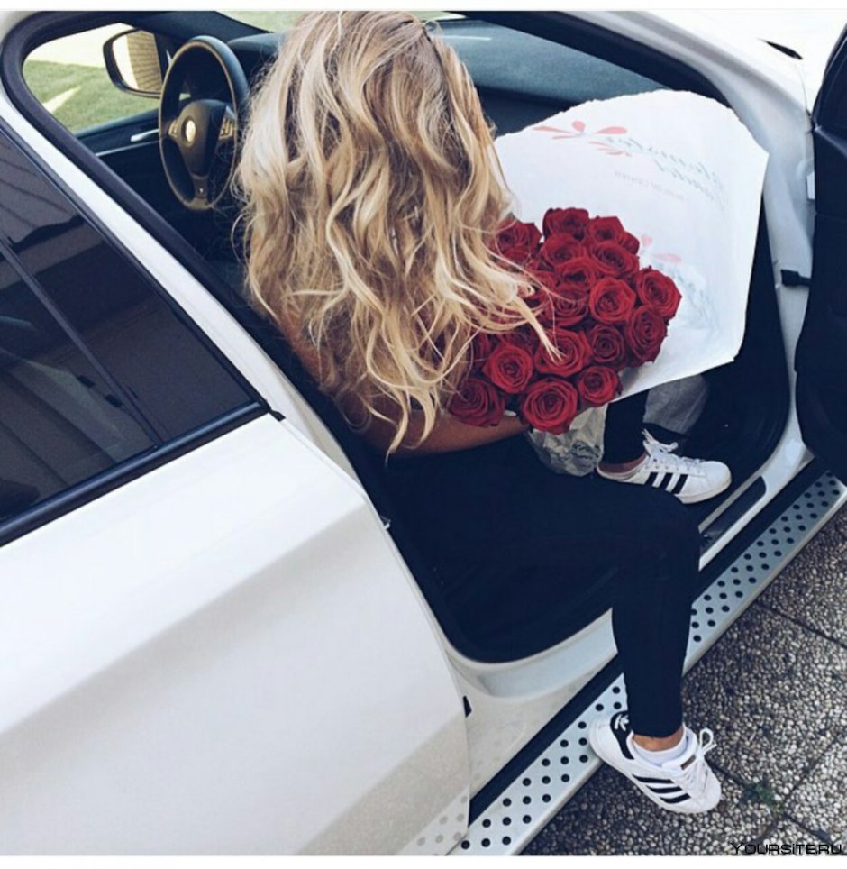 Блондинки возле машины с цветами