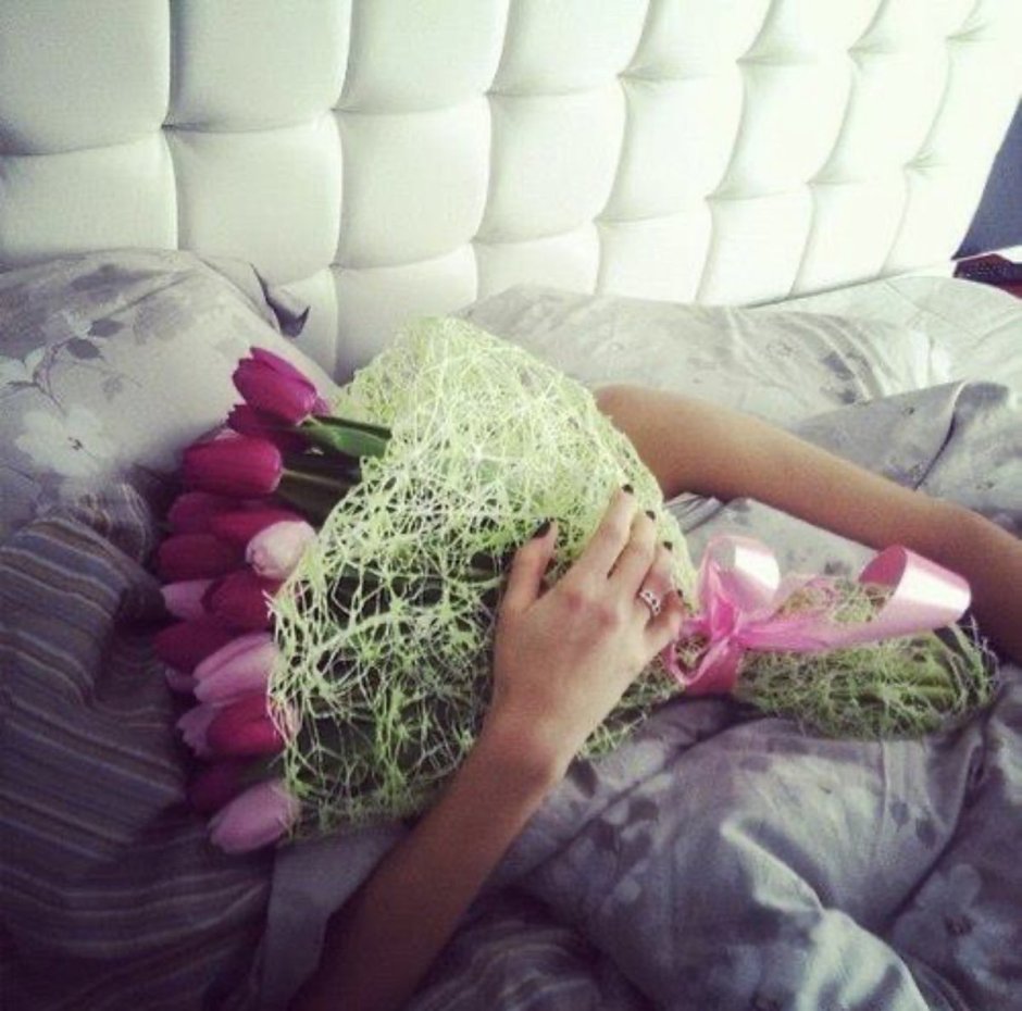 Букет цветов на кровати