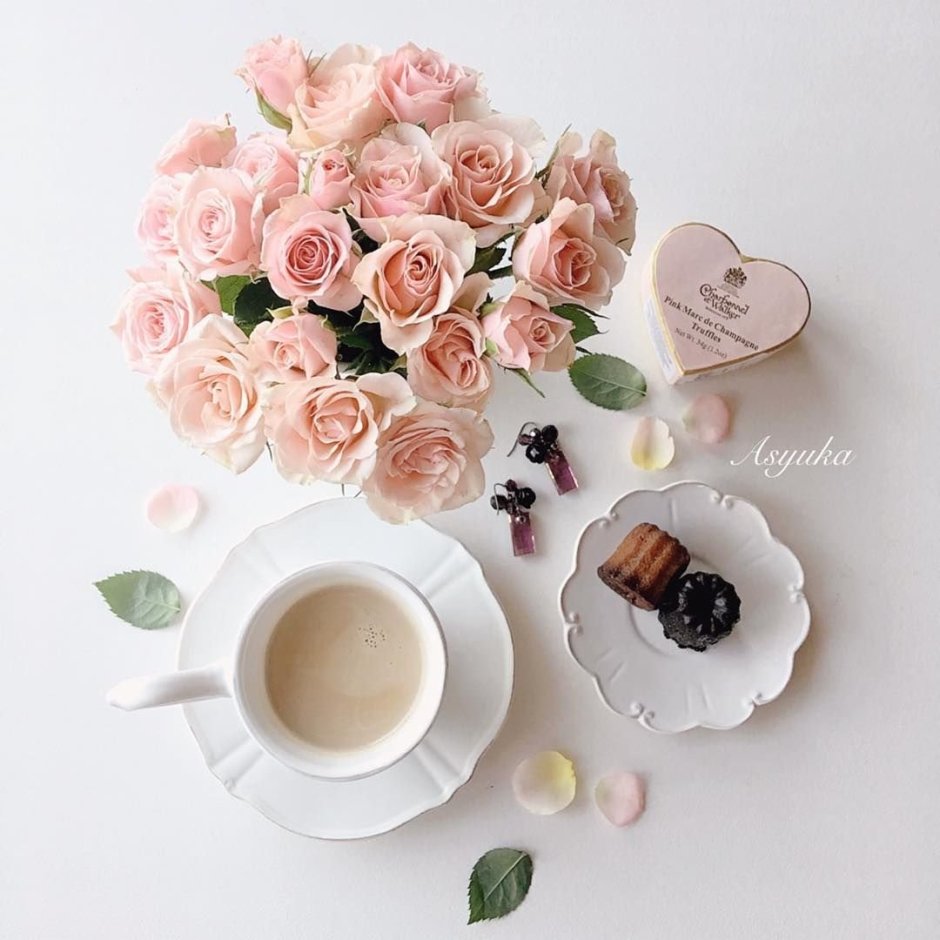 Чашка кофе и нежные цветы