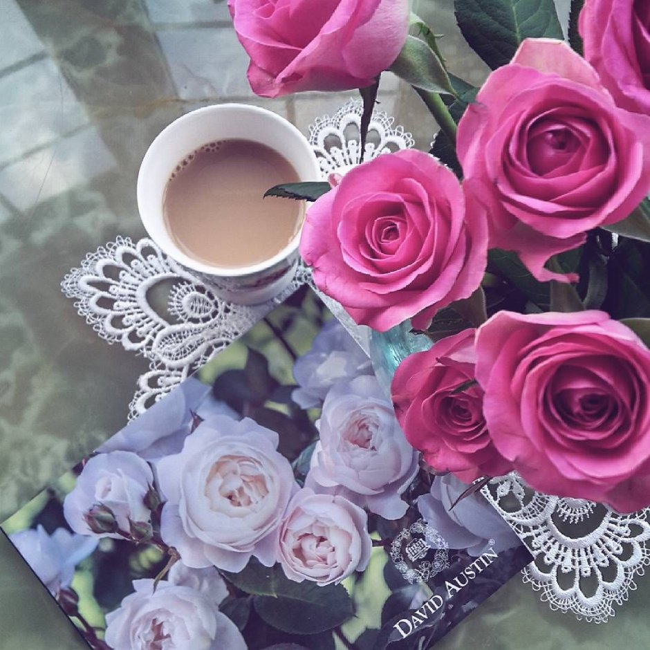 Утренний букет цветов и кофе
