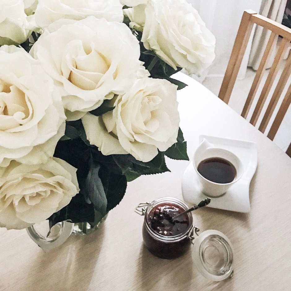 Белые розы и кофе