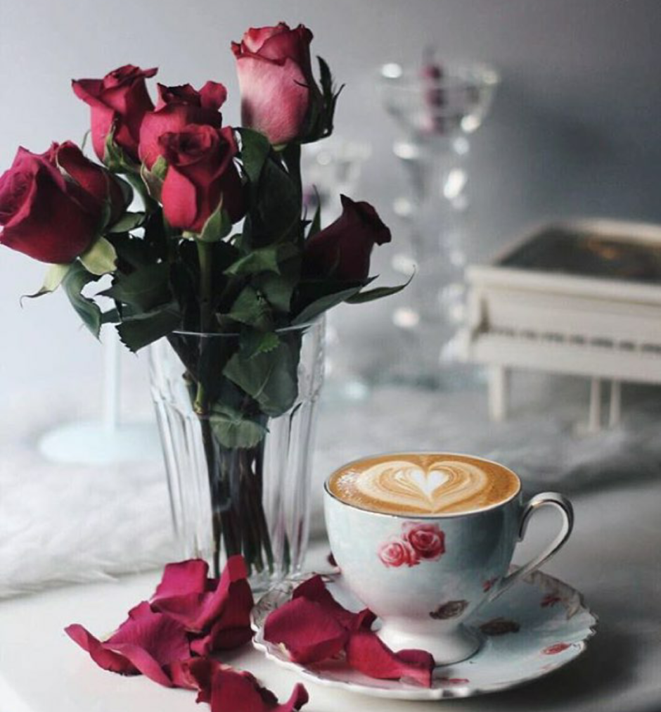 Доброе утро цветы и кофе а постель