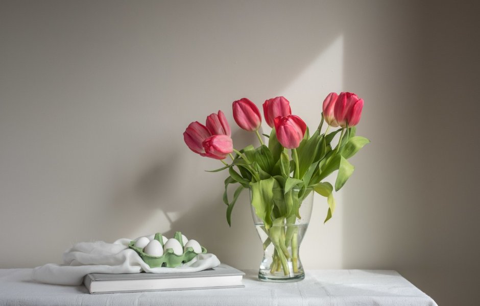 Тюльпаны на столе Минимализм