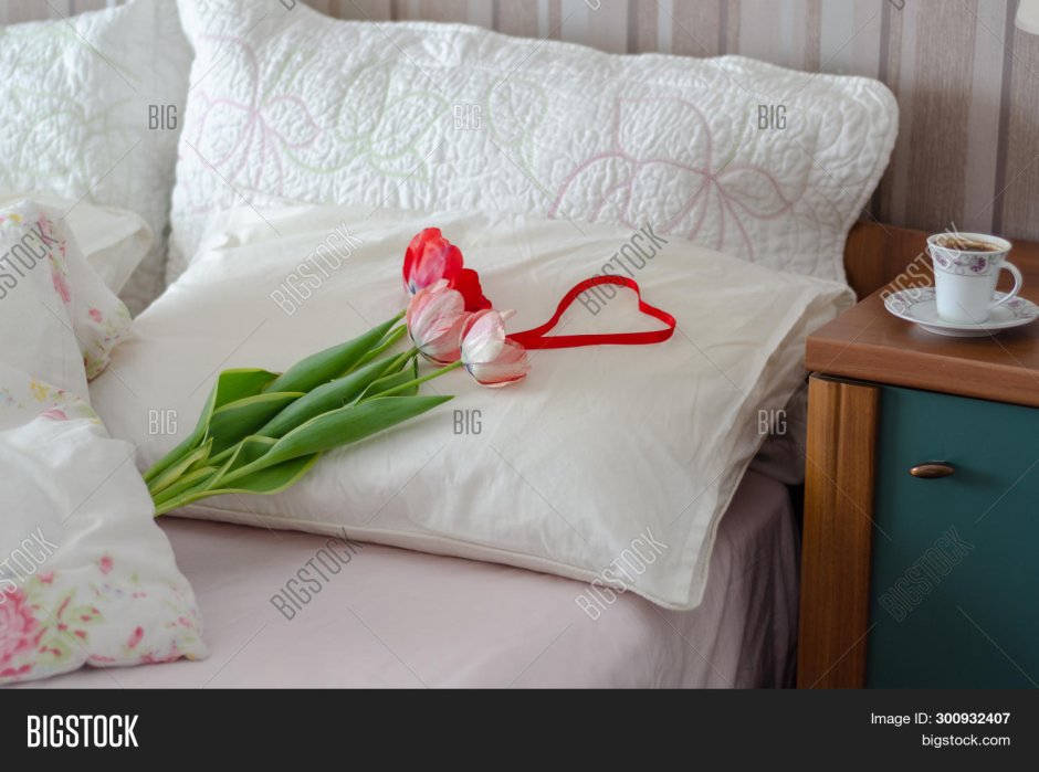 Цветы тюльпаны на кровати