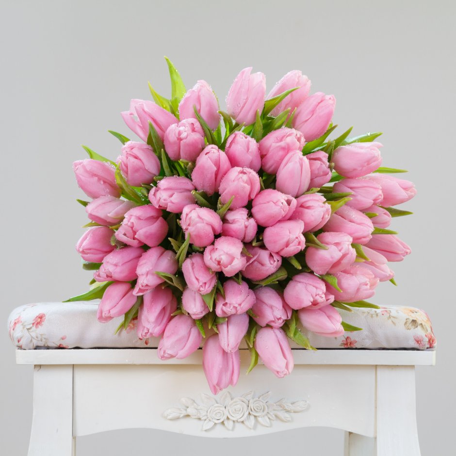 Красивый букет розовых тюльпанов