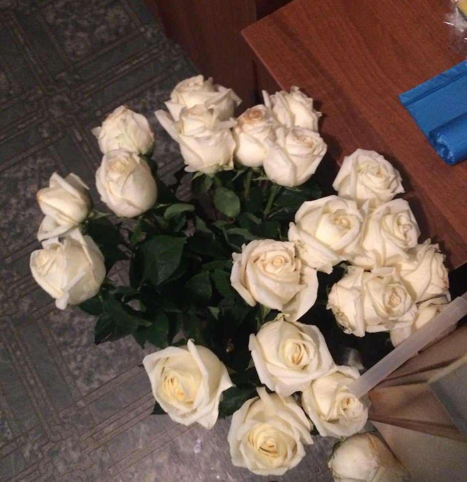 Букет белых роз в вазе на столе