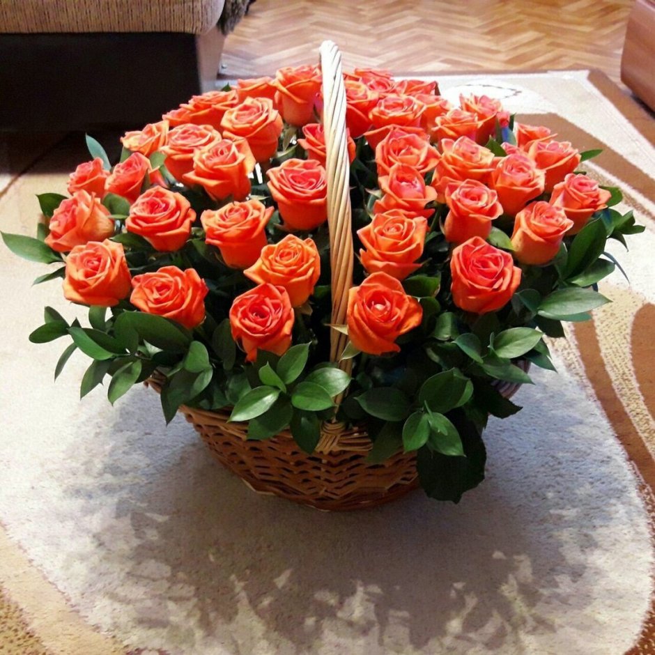 Коралловые розы в вазе