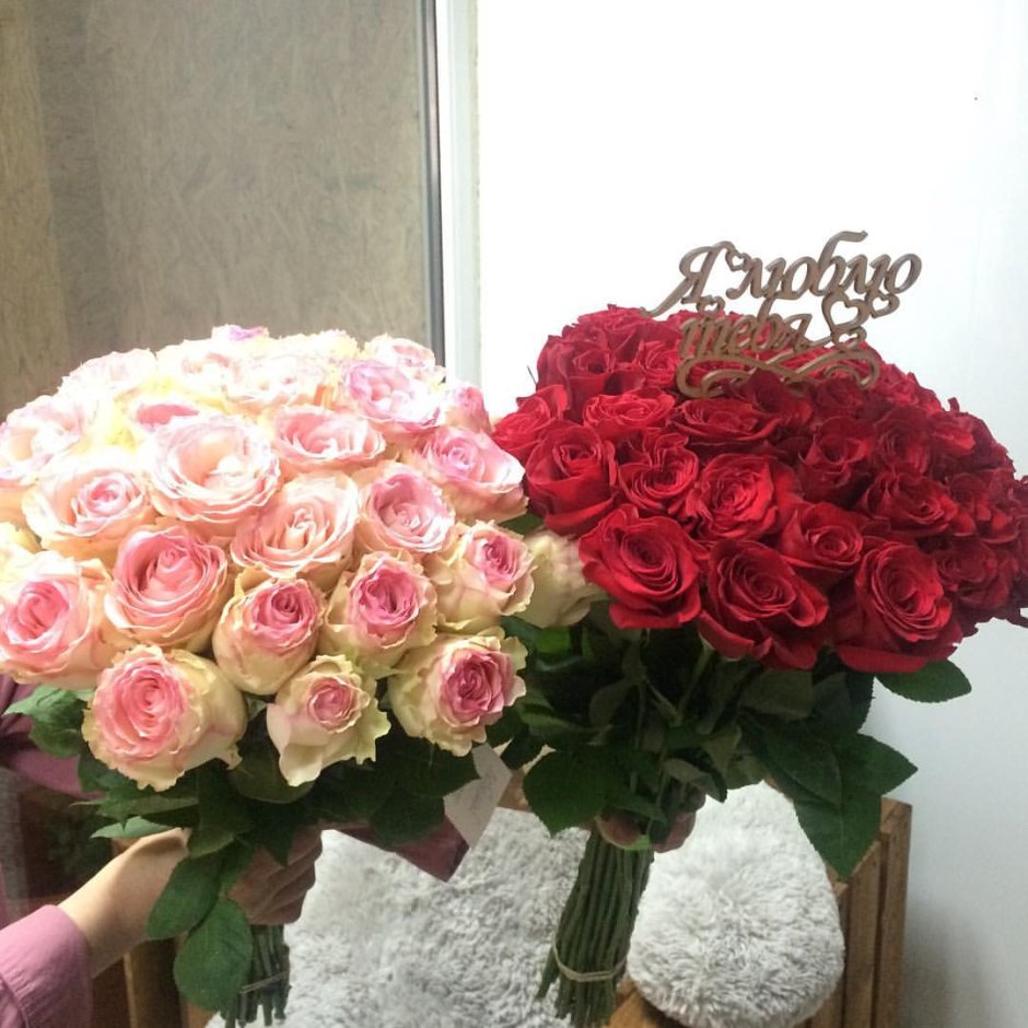 Розовые розы букет в доме