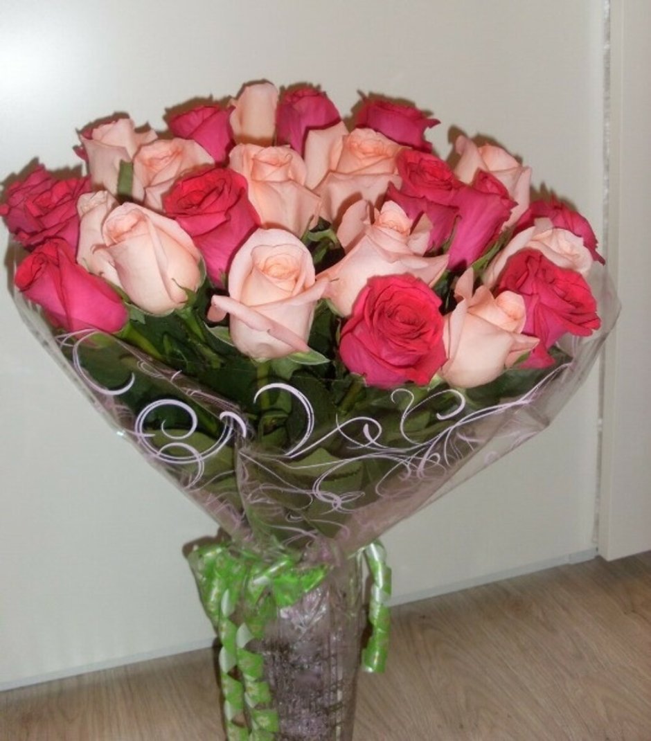 Розы букет на столе в квартире