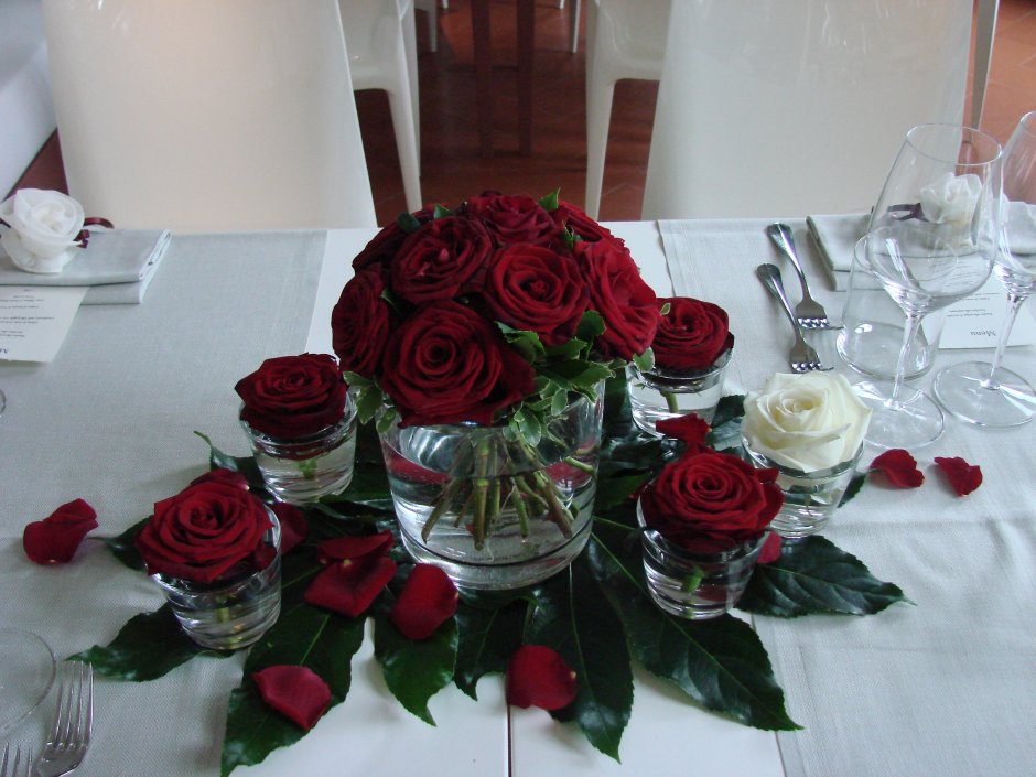 Композиции для столов из красных роз