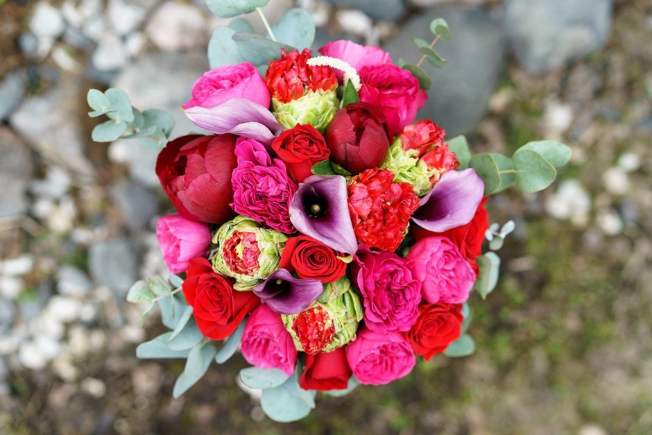 Букеты из пионовидных роз и тюльпанов