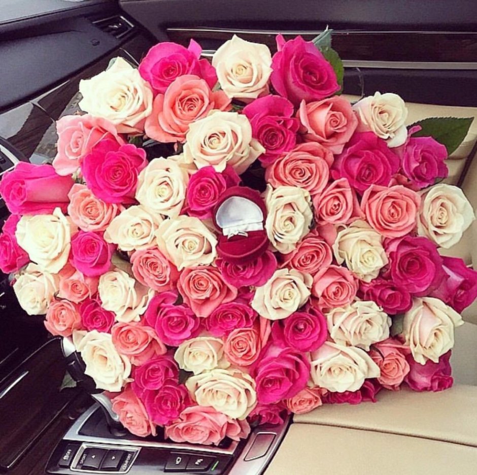Букеты роз шикарных в машине