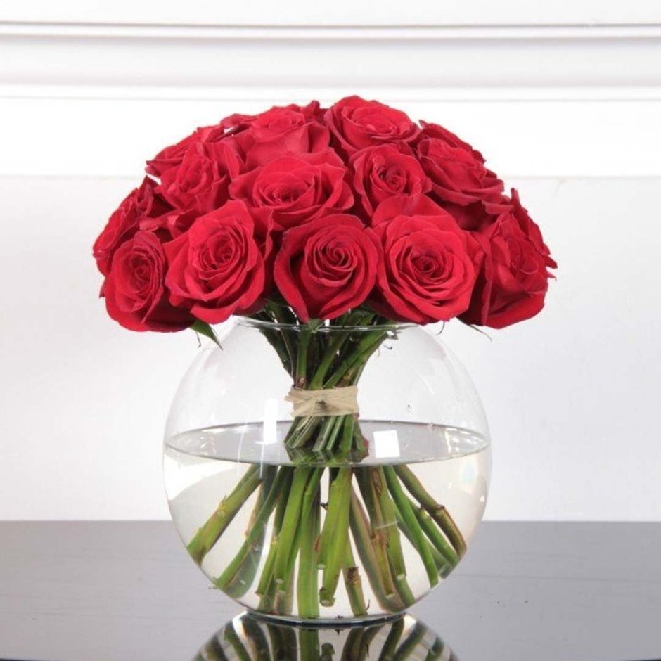 Красная роза в вазе