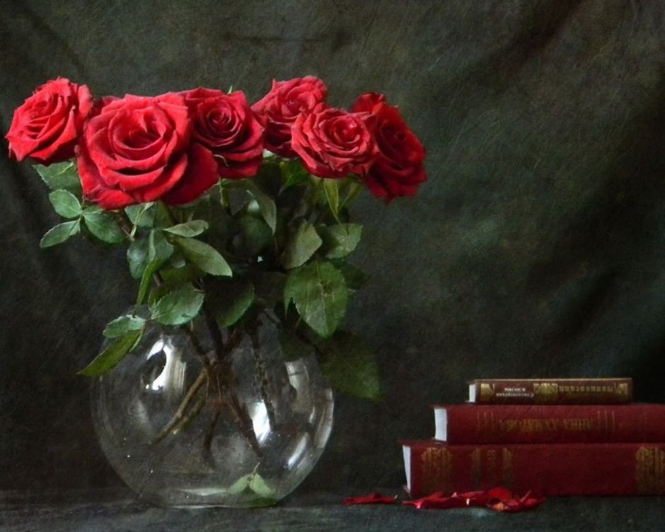 Натюрморт с красными розами