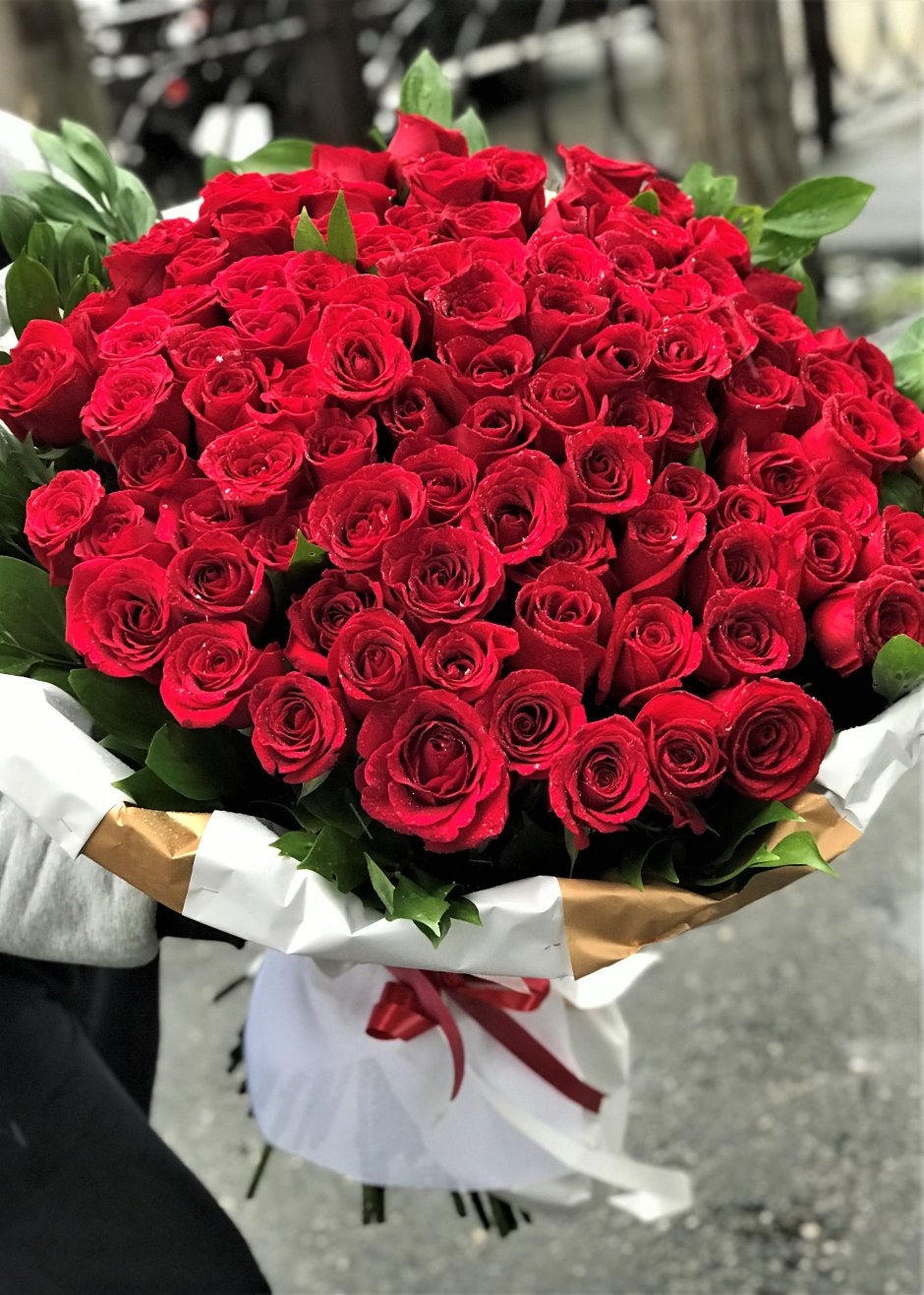 Огромный букет красных роз