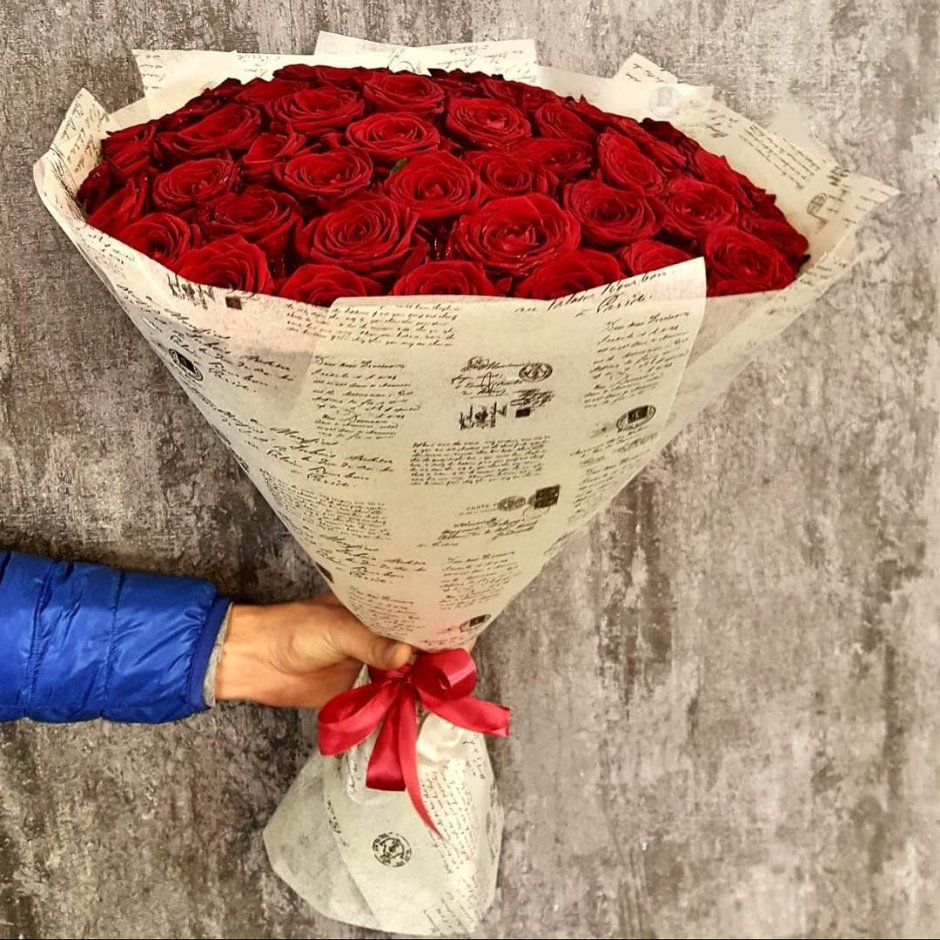 Букет красных роз в бумаге