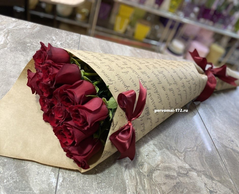 Бархатные розы в крафтовой бумаге