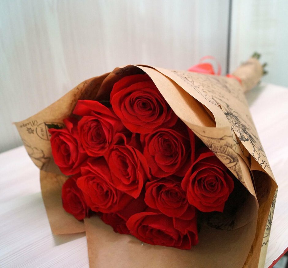 Букет красных роз в крафтовой бумаге