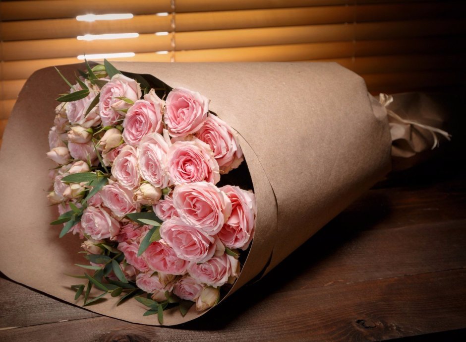Букеты роз нежно розовые в бумажной обертке