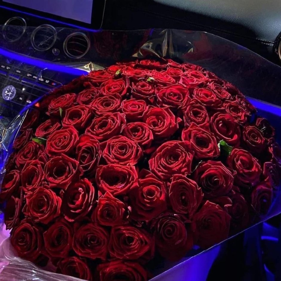 Красные розы в роскоши