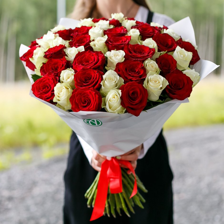 Букет красных и белых роз 50 см